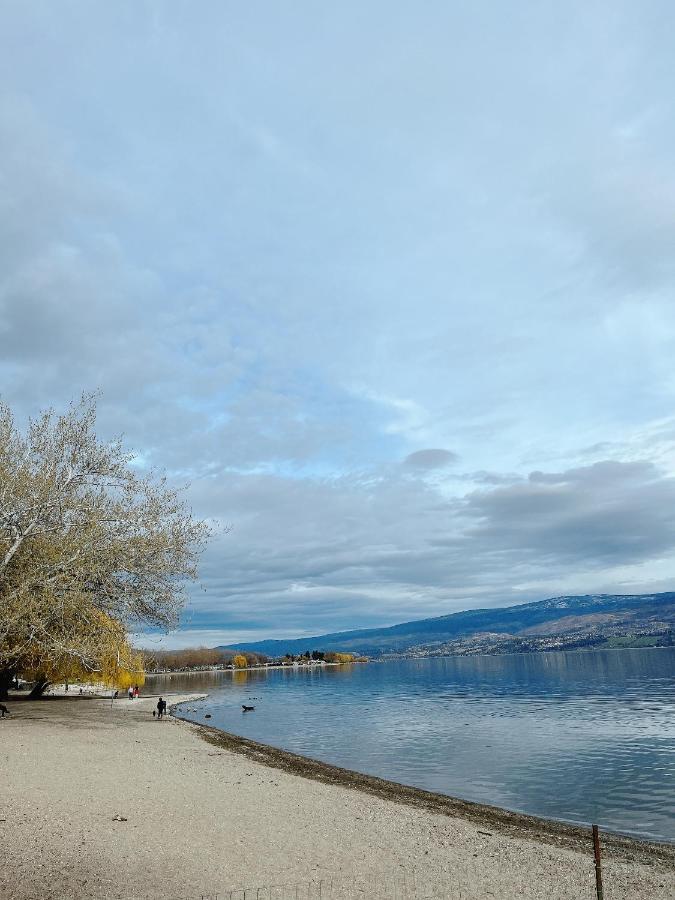Peaceful And Spacious Lake View Вест-Келоуна Экстерьер фото